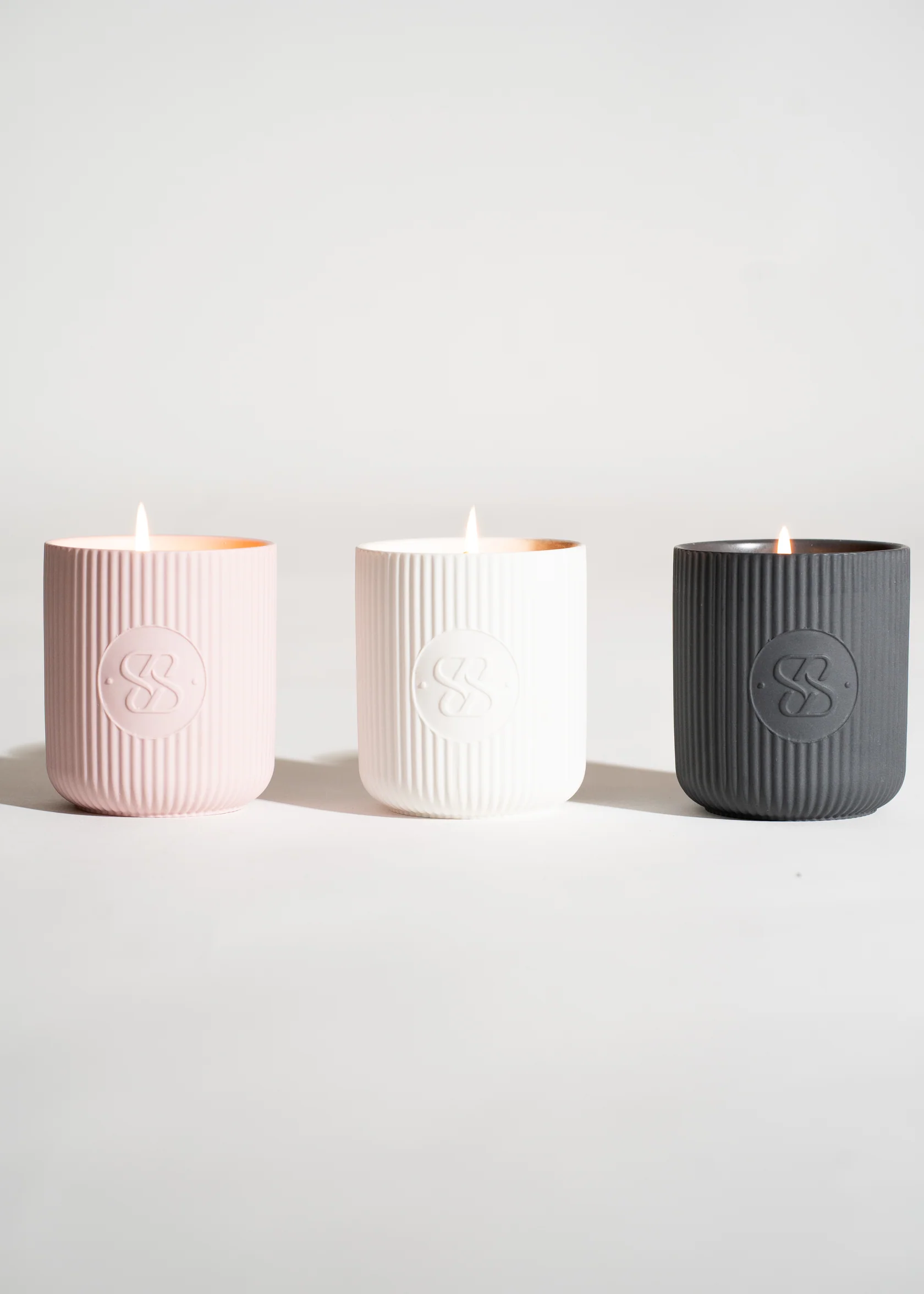 SCENTED CERAMIC CANDLE | BLACK | SWEET AMBER