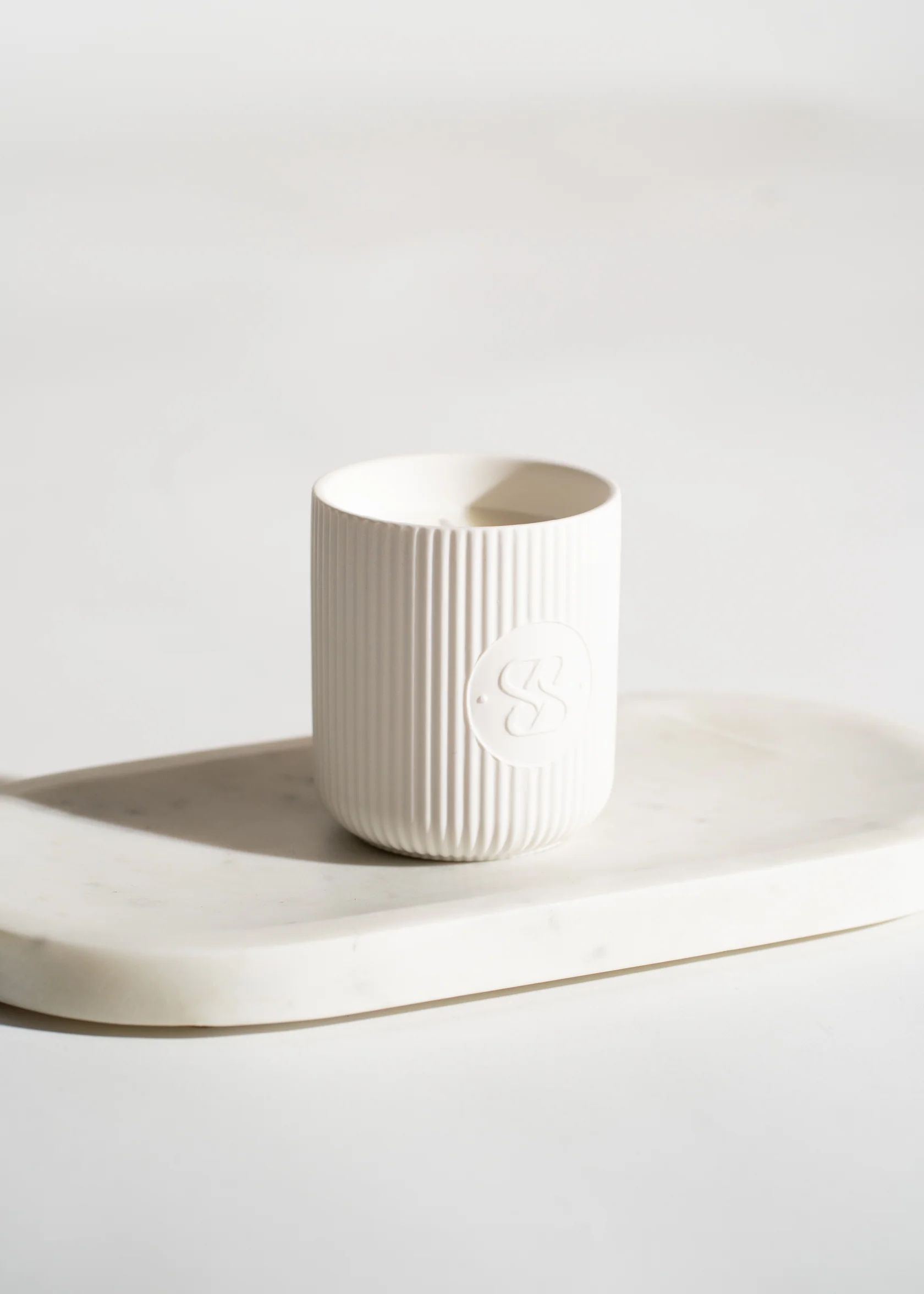 SCENTED CERAMIC CANDLE | WHITE | SWEET AMBER